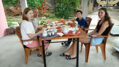 Hostal Mountain Top Guest