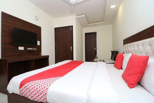 Oyo 28646 Hotel Golden Heart