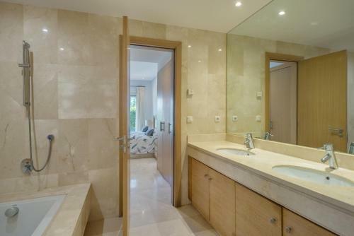 Apartamento Alcazaba Beach, Beach Front Complex In Estepona