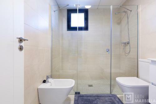 Estepona Sunsets - Modern 3-br Beachside Apartment