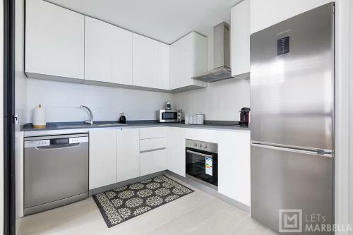 Estepona Sunsets - Modern 3-br Beachside Apartment