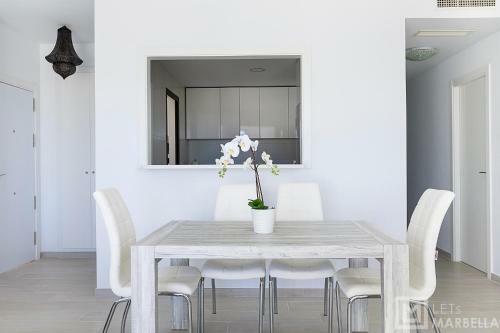 Estepona Sunsets - Modern 3-br Beachside Apartment