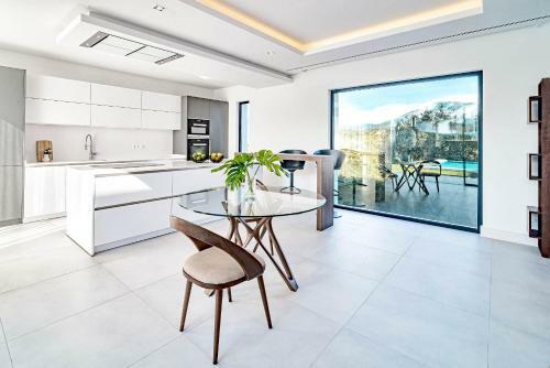 2021 Built Extravagant Villa In Luxurious Mirabella Hills