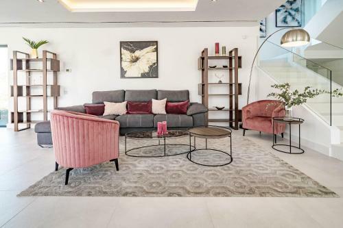 2021 Built Extravagant Villa In Luxurious Mirabella Hills