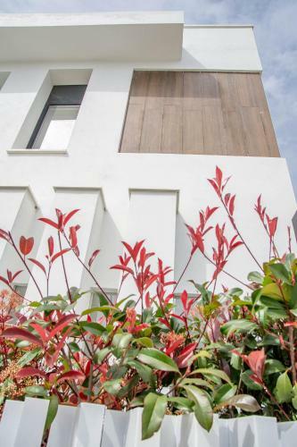 2021 Built Extravagant Villa In Luxurious Mirabella Hills