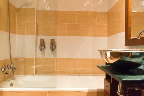 4 Bed Ground Floor Apartment With Rooftop Pool
