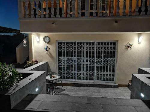 Villa With Serene Mountain Views. Spacious Garden With 10x5m Pool.