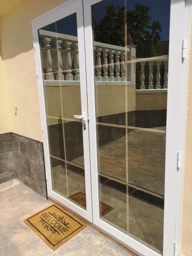 Villa With Serene Mountain Views. Spacious Garden With 10x5m Pool.