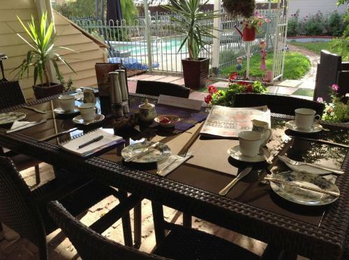 Must Love Dogs B&B & Self Contained Cottage