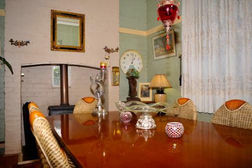 Must Love Dogs B&B & Self Contained Cottage
