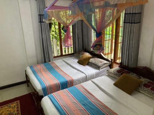 Hostal Rock Side River View