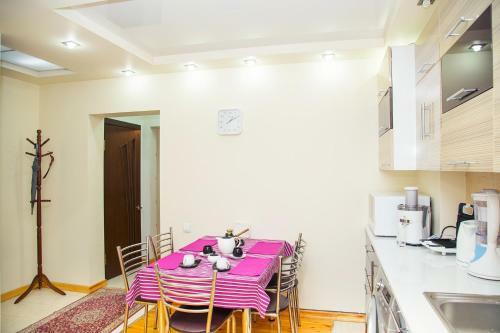 Cozy And Comfortable Apartment Near Bobur Park