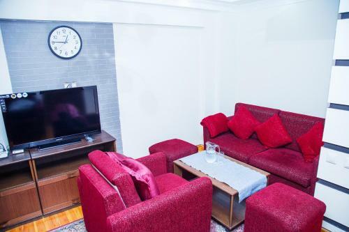 Cozy And Comfortable Apartment Near Bobur Park