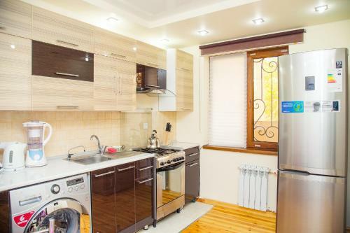 Cozy And Comfortable Apartment Near Bobur Park