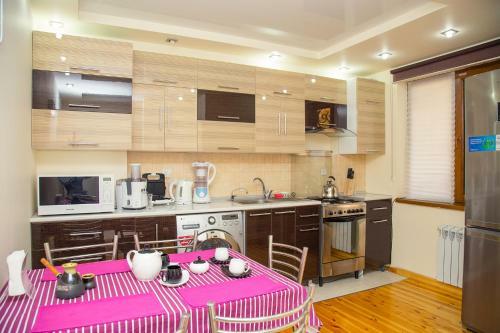 Cozy And Comfortable Apartment Near Bobur Park