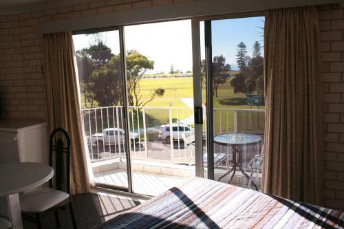 Beach Park Motor Inn