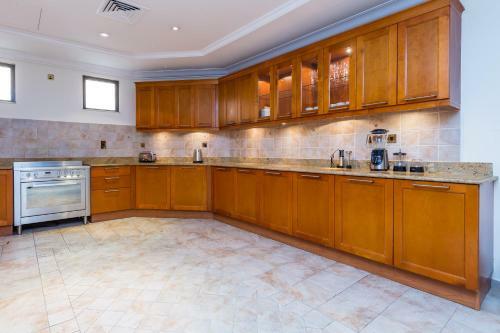 Charming 6br Villa With Private Pool On Palm Jumeirah