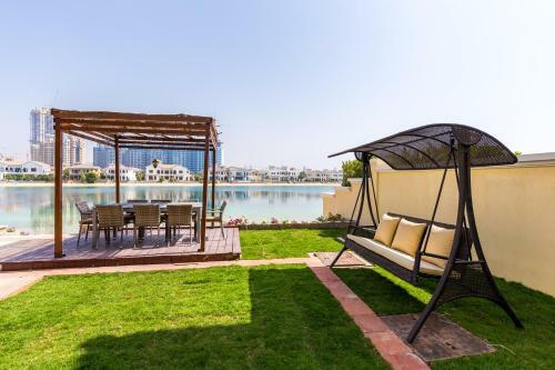 Charming 6br Villa With Private Pool On Palm Jumeirah