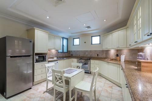 Chic 5br Villa With Private Pool On Palm Jumeirah