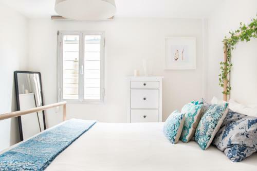 Cozy Apartment With Splashes Of Color