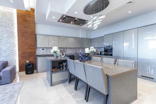 Exquisite Palm Villa With Private Beach, Palma Residences
