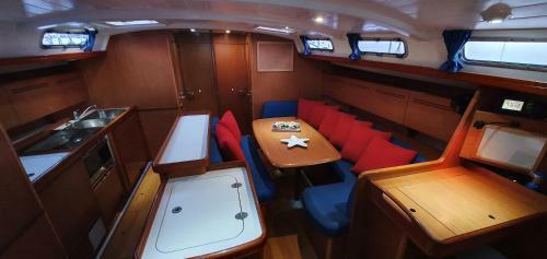 Magn�fico Velero En El Centro de Ibiza