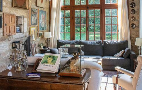 Nice Home In La Coru�a With Wifi And 7 Bedrooms