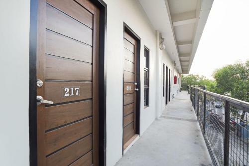 Hotel Vaccinated Staff - Oyo 425 Residences By Sirc