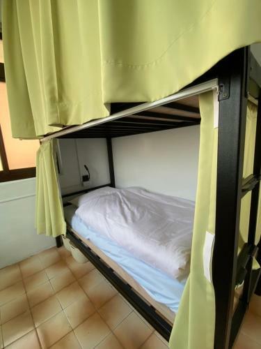 ???stop Hostel