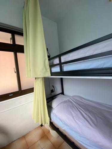 ???stop Hostel