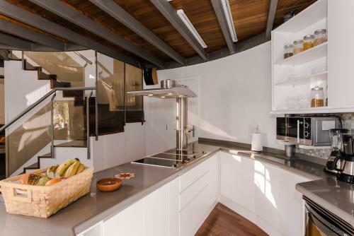 The Circular Villa - Jacuzzi, Hiking & Vineyards