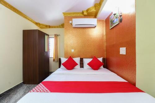 Hotel Vaccinated Staff - Oyo 62768 Gm Royals