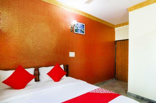 Hotel Vaccinated Staff - Oyo 62768 Gm Royals