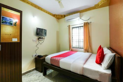 Hotel Vaccinated Staff - Oyo 62768 Gm Royals