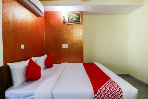 Hotel Vaccinated Staff - Oyo 62768 Gm Royals