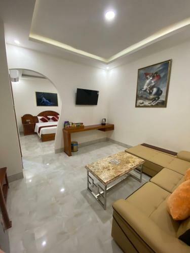 Royal Hotel 2