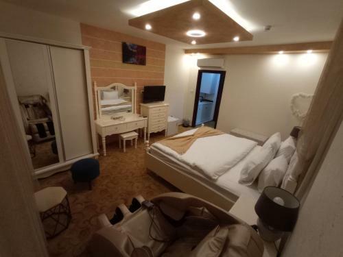 Golden Rose Hotel