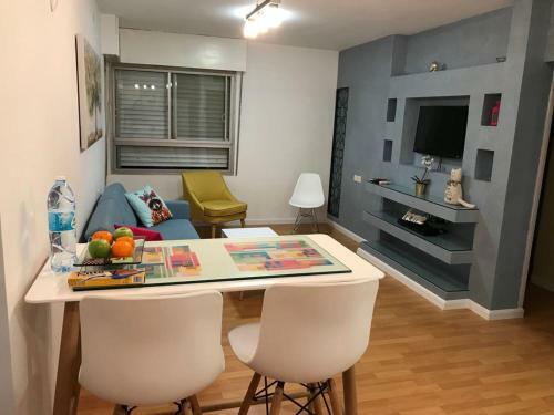 Sunny Retreat Apartment By German Colony