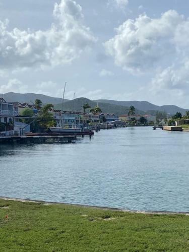 Waterfront Villa -5 Minute Walk To The North Beach!!
