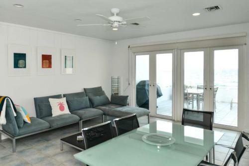 Villa Seashells By The Seashore - Absolute Waterfront