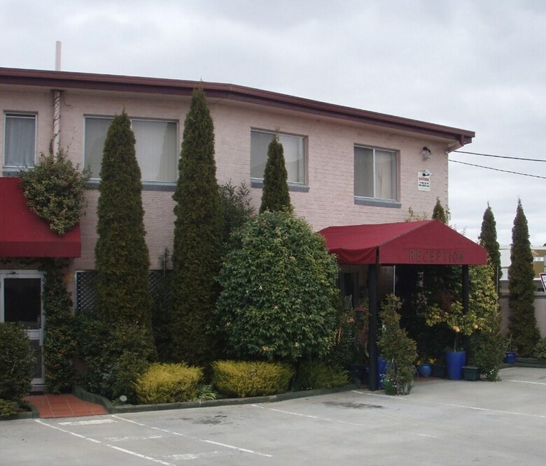 Crest Motor Inn