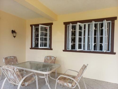 Rodney Heights 2 B/r Ensuite Apartment