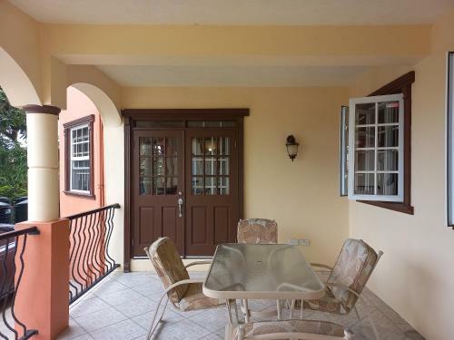 Rodney Heights 2 B/r Ensuite Apartment