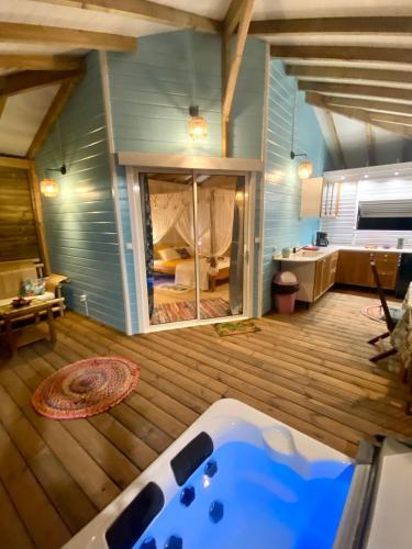 Splendide Bungalow En Bois Avec Jacuzzi Dans Un Parc Tropical