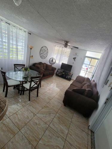 Kasa Chu! Comfortable 3 Bedrooms/ 2 Bathrooms House!