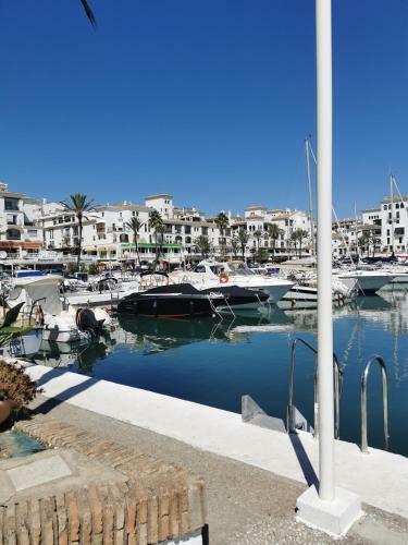 Puerto De La Duquesa Beachfront Apartment