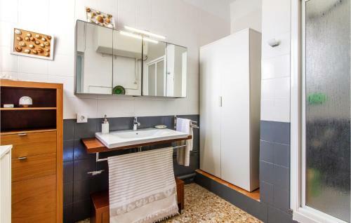 Stunning Home In Mazarr�n With 4 Bedrooms