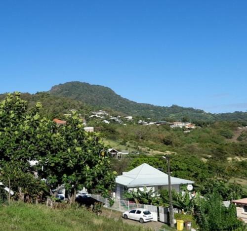 Charmant Haut de Villa Avec Piscine Partagee