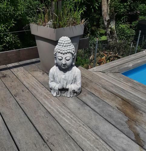 Charmant Haut de Villa Avec Piscine Partagee
