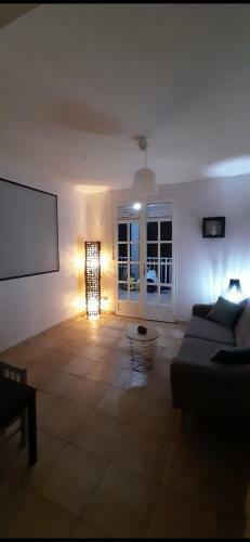 Charmant Haut de Villa Avec Piscine Partagee